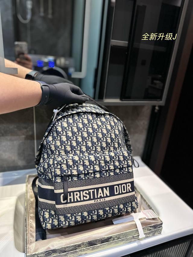 礼盒包装 迪奥 Dior 老花双肩包 既高级又时尚 回头率超高的一款双肩包 轻便容量又大 出行必备的单品 尺寸:32.41Cm