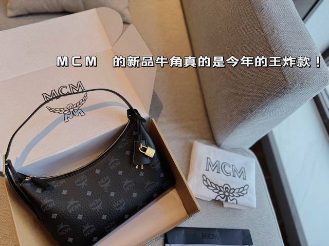 配盒 Size 27*15Cm 这也太好看了吧 Mcm 新品 Hobo包 牛角包 Mcm 的新品牛角 真的是今年的王炸款 有两根肩带 多种背法 最主要的是送的那