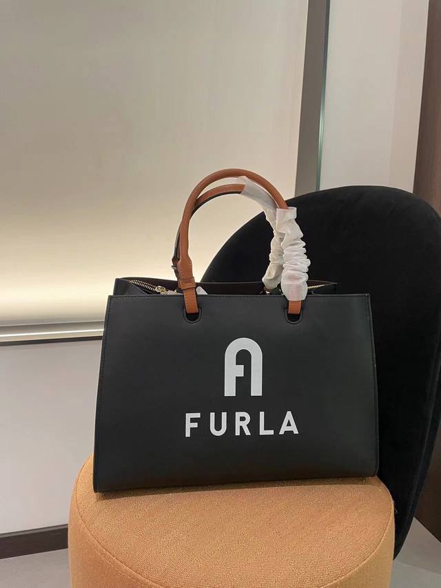 Furla芙拉托特方包极简的方形轮廓看上去如此精致小巧 很有大牌的简约奢华气质 把包包的气质演绎的丝丝入扣 附防尘袋尺寸 35 13 24