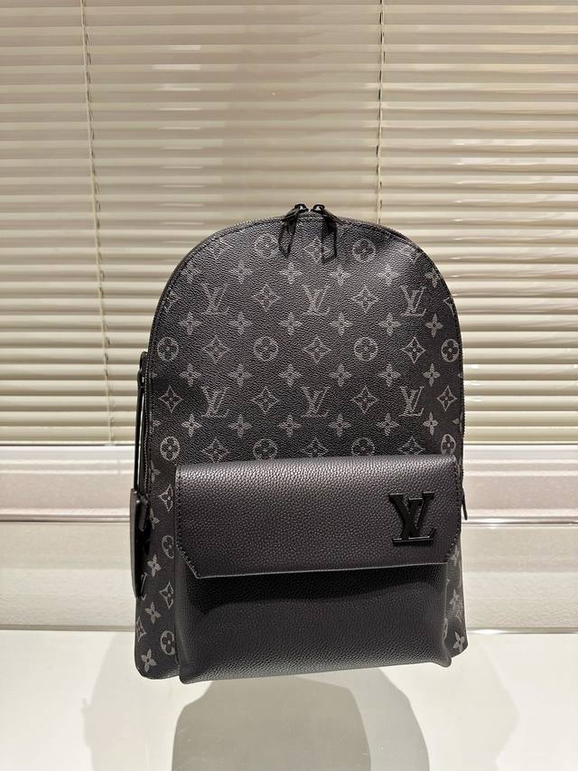 原单品质 Lv 双肩包 Monogram帆布裁制而成 此款hot Springs双肩背包代表lv Vernis皮革的华丽回归 是一款风格百搭而可爱 适合全天背携