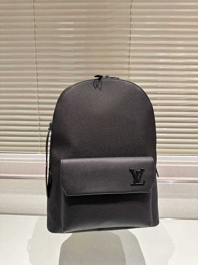 原单品质 Lv 双肩包 Monogram帆布裁制而成 此款hot Springs双肩背包代表lv Vernis皮革的华丽回归 是一款风格百搭而可爱 适合全天背携