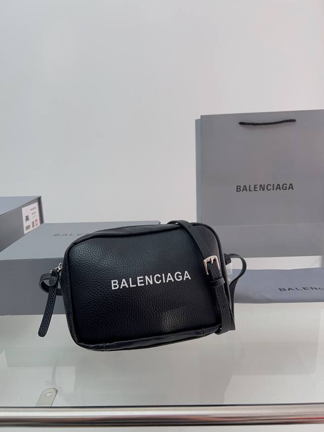 配盒 巴黎世家balenciag*最新走秀款相机包出货啦 专柜限量上市 娱乐周刊主推款 原版里布 高端时尚 潮爆全球潮范儿们跟上脚步吧 喜欢的抓紧自留啦 男女通