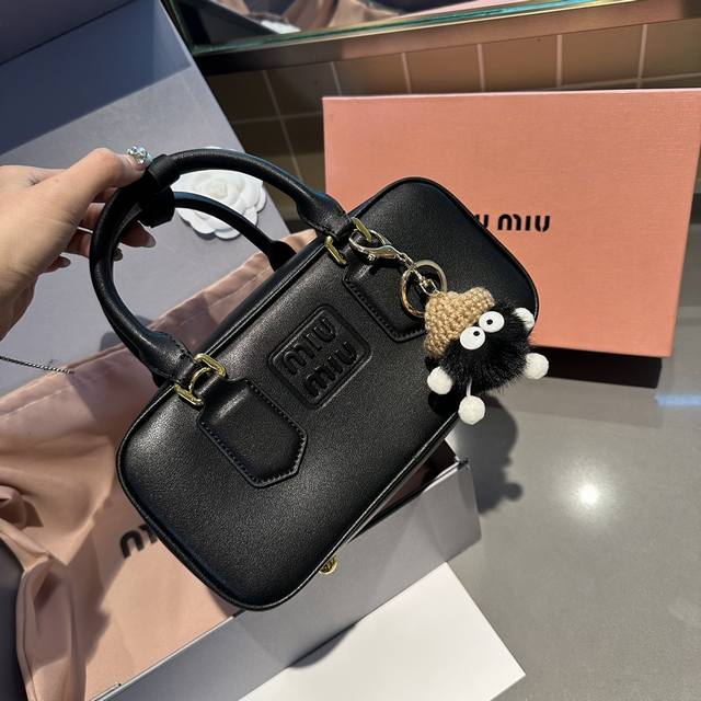 送挂件 礼盒包装 Miumiu保龄球 公文包 包包甜度刚好 很难不爱啊啊 可手拎也可斜挎 绝对不是小废包哦容量足足的 出场就是miumiu小公主 尺寸 23Cm - 点击图像关闭