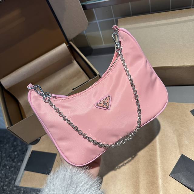 礼盒包装 Prada Hobo Combo 三合一 今年的新款hobo Bag 原厂定制3Cm三角标牌 专注细节 认准品质 有可调节长度的 尼龙刺绣logo肩带