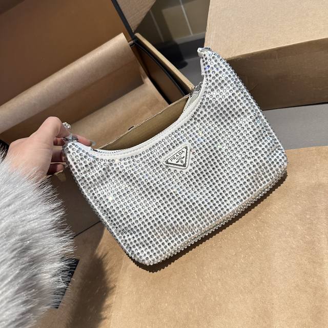 礼盒包装 Prada Hobo Combo 三合一 今年的新款hobo Bag 原厂定制3Cm三角标牌 专注细节 认准品质 有可调节长度的 尼龙刺绣logo肩带