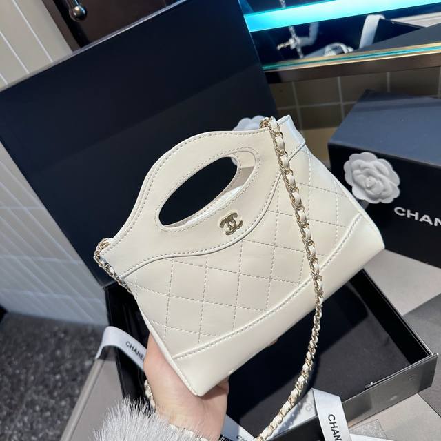 折叠礼盒包装 香奈儿chanel 31Bag Mini链条包 这种独具设计感的经典款很难见到的哇 这种颜值的美包简直是遇到了就必背的存在 相比较以前的中古来说