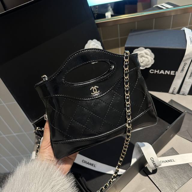 折叠礼盒包装 香奈儿chanel 31Bag Mini链条包 这种独具设计感的经典款很难见到的哇 这种颜值的美包简直是遇到了就必背的存在 相比较以前的中古来说