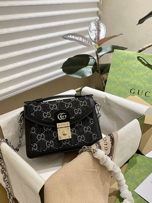 原厂皮 折叠礼盒 官网飞机箱 Gucci 新款包 烟熏牛仔 喜欢黑色又是牛仔控的有福了 超级难买又好看的gucci邮差包 包型真的能够让人看一眼就喜欢包包 这一 - 点击图像关闭