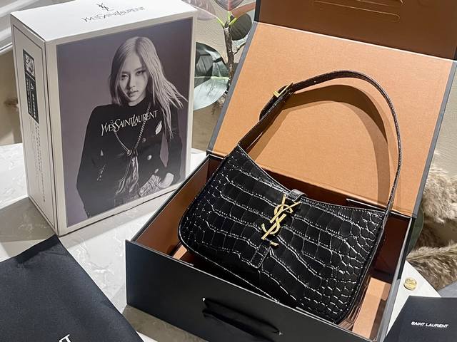 鳄鱼牛皮 折叠礼盒 官网飞机箱 免税店礼品袋 Ysl 腋下包 专柜品质 小牛皮打造 腋下背单肩背 上身效果非常好 百搭款 尺寸24 15Cm