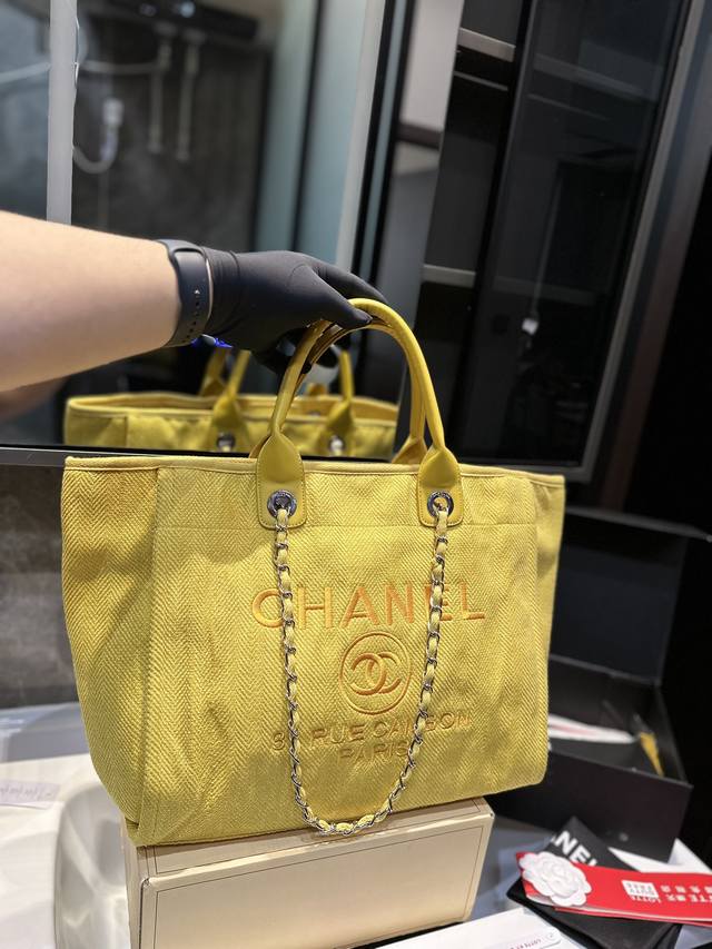 购物袋 Chanel 新款毛呢沙滩包购物袋 Chanel沙滩包每年都会出新的款 跟老款不同的logo装饰更加高端大气 容量超级可妈咪包 简约休闲的设计深受欢迎 - 点击图像关闭