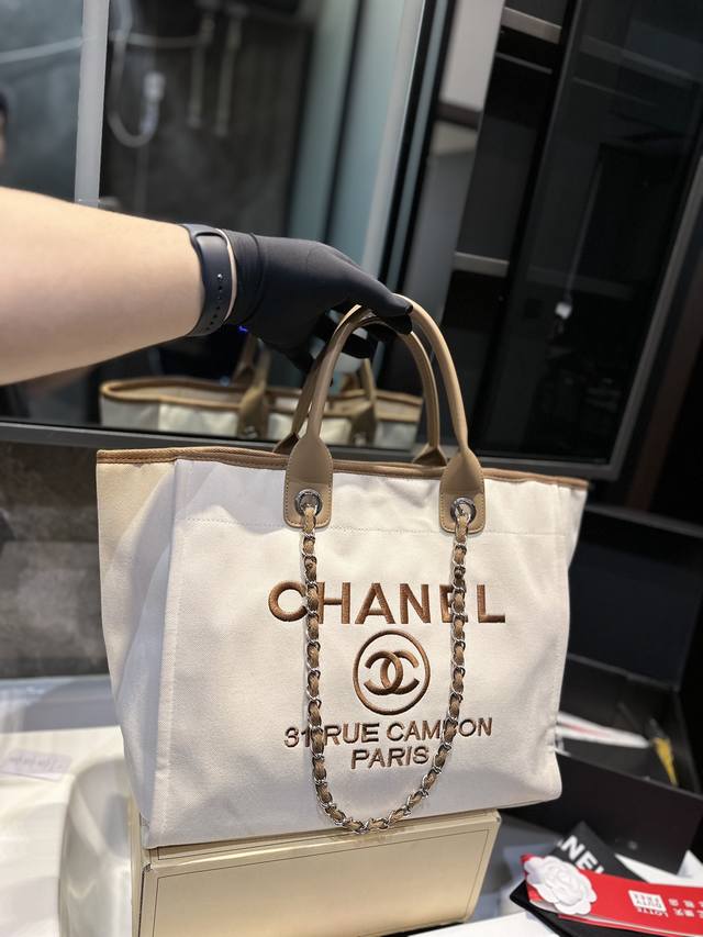 购物袋 Chanel 新款毛呢沙滩包购物袋 Chanel沙滩包每年都会出新的款 跟老款不同的logo装饰更加高端大气 容量超级可妈咪包 简约休闲的设计深受欢迎