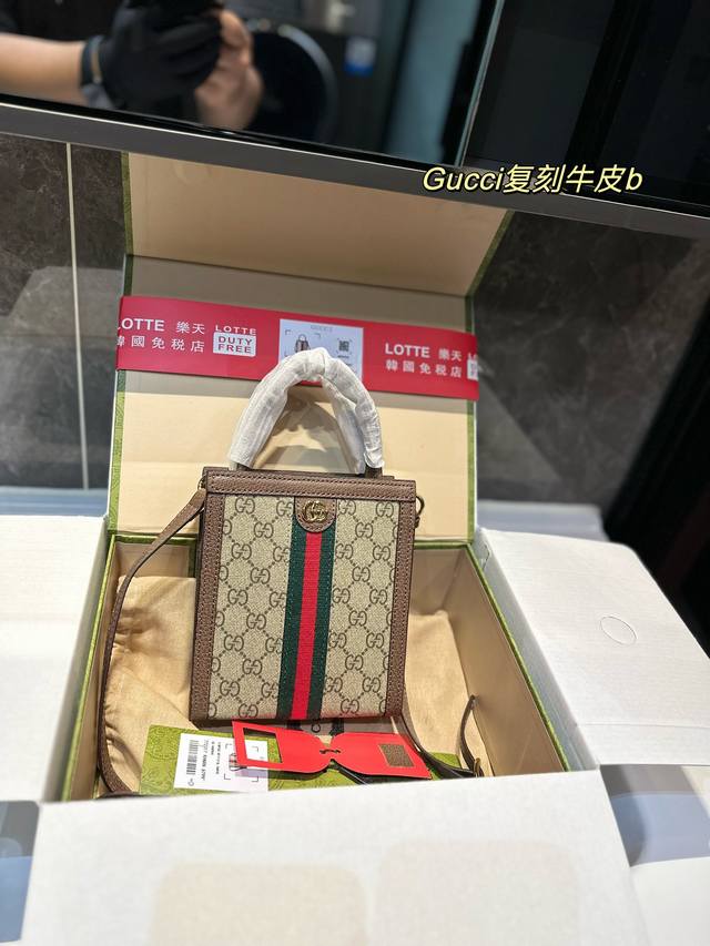 复刻版 牛皮 折叠飞机 Gucci 新款mini Tote 老花 拼棕边 方正包型 复古 年轻 很酷 很好搭配衣服 这一枚侧面够宽 容量很足 可以肩背 手提 肩