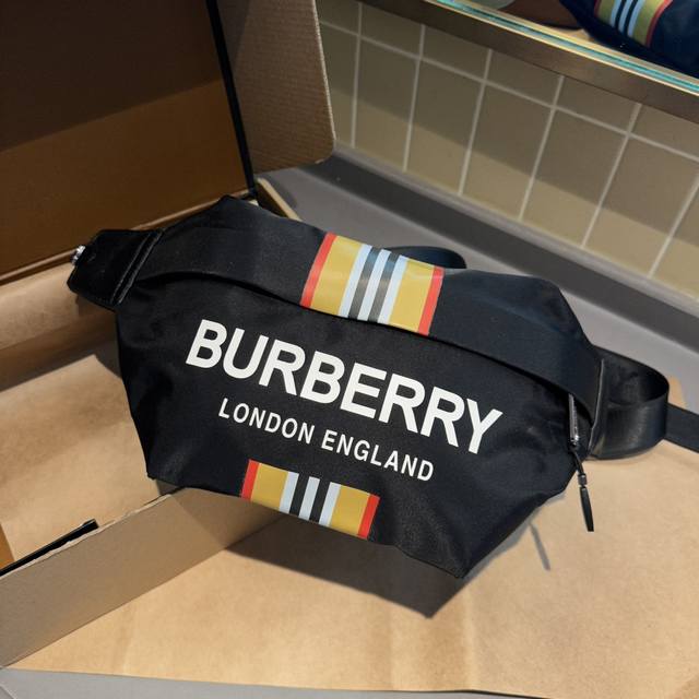 礼盒包装 巴宝莉胸包腰包 原单 Burberry博柏利the Rucksack Burberry Trench 风衣面料作为灵感来源采用与棉质嘎巴甸同为密织结构