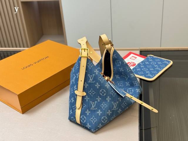 折叠盒飞机盒 Size 26.32Cm Lv Carryall 年度包王 牛仔 带有蝴蝶结的腋下包喜欢吗 内附一只收纳零钱包 性价比颜值超在线了 单肩斜挎完全没