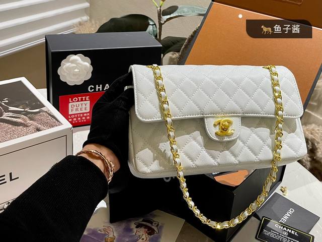 牛皮 折叠礼盒 Chanel 经典cf手袋 专柜一年涨3次价的cf 说下皮料 香家专用皮料厂供货 意大利原装鱼子酱 Cf鱼子酱相比之前的增加了柔软度 比羊皮更耐 - 点击图像关闭