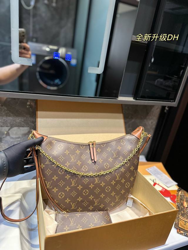 礼盒包装 Size 38*26Cm Lv Loop 腋下包 大月亮 太戳我了吧 上身效果 啥也不说啦 订起来 . 24Ss 走秀款 搜索lv 大号月亮包 拼色