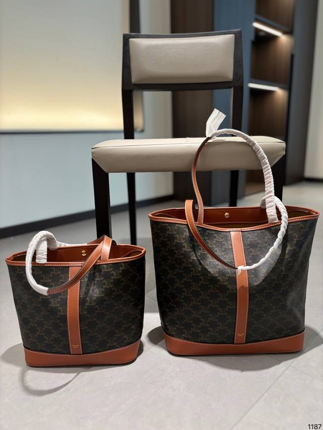 Celine新品 小型cabas手袋 手拎腋下款老花 Celine 新品 小型cabas手袋 手拎腋下款老花水桶来啦 打破常规设计 更适合通勤使用 大大小小都能