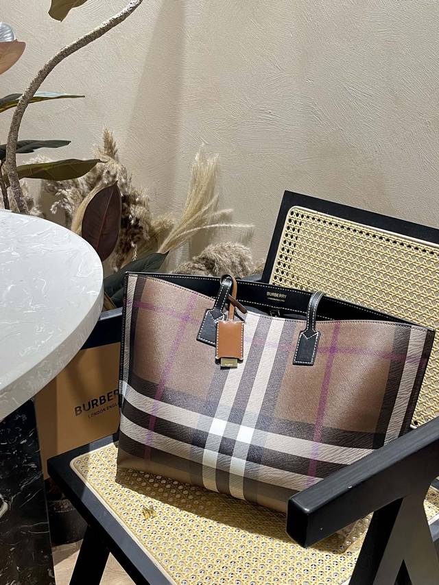 Burberry 新款 Tote 托特包上架 推出后便大受好评 兼具高级质感与实用性 打造了一波英伦复古的风潮 外形自带- -股复古学院气息 实用性非常高 尺寸