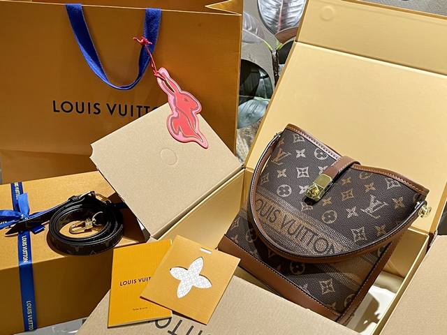 礼盒包装 Lv 中古 水桶包 单肩斜挎款 搭配长肩带这款包真的很简单 越看越好看 容量非常感人 轻松装纳日常随身物品 这只包真的要安利大家 简直是搭配神器 尺寸