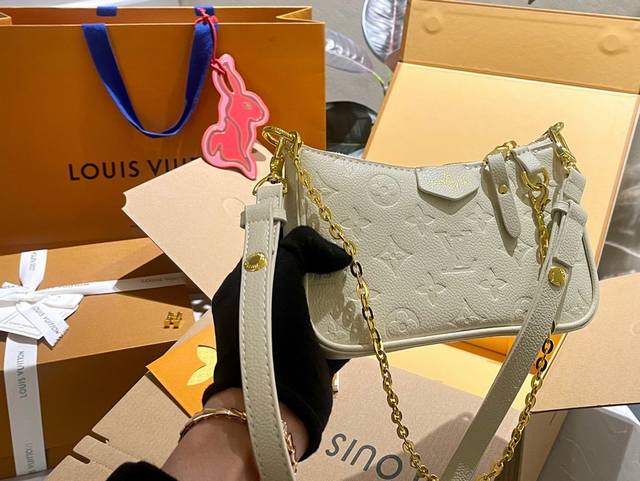 礼盒包装 Lv 新品 浮雕麻将包 This Is A超级无敌精致小巧卡哇伊伊的哇迷你浮雕小斜挎包 配有2条肩带 尺寸 19Cm