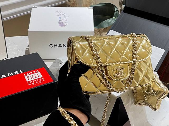 镜面牛皮 折叠礼盒 官网飞机箱包装 Chanel 星星双子包 方胖子 Chanel 24C 限定新品 慵懒随性又好背 上身满满的惊喜 高级慵懒又随性 彻底心动的