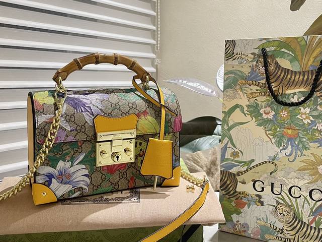 原版皮 折叠礼盒 Gucci 限定款 是心动呀 Padlock系列 高级竹节小箱子 此款颇具结构感的肩背包采用高级人造帆布精心打造 肩带搭配从典藏设计中直接取用