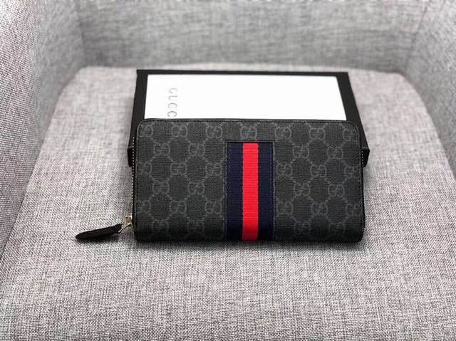 产品名称 Gucci 产品型号 408833 产品品质 原版 产品材质 Pvc配皮 产品规格 19*9.5*2.5 产品颜 色 咖 黑哑 产品描 述 官网同步