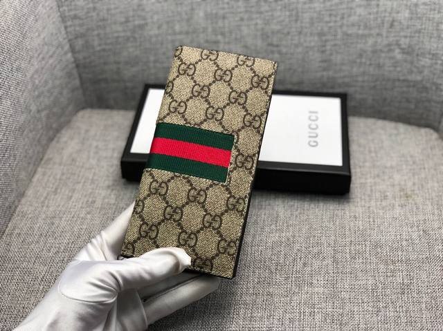 产品名称 Gucci 产品型号 408836 产品品质 原版 产品材质 Pvc配皮 产品规格 17.5*8.5*1.5 产品颜 色 咖 黑 产品描 述 官网同步