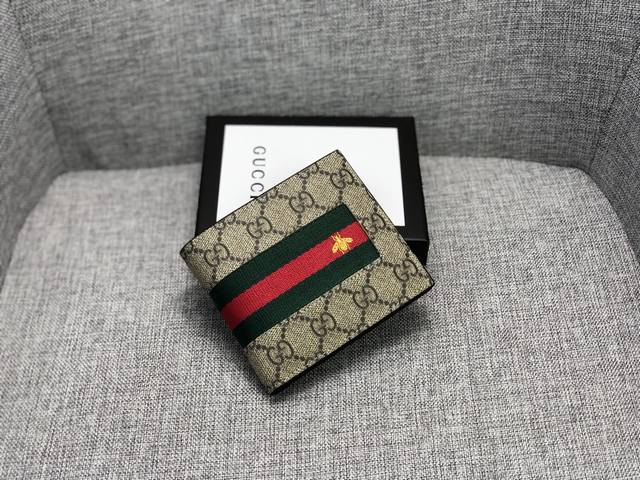 产品名称 Gucci 产品型号 408827 产品品质 原版 产品材质 Pvc配皮 产品规格 11*10*1.5 产品颜 色 咖啡 产品描 述 官网同步 精湛手