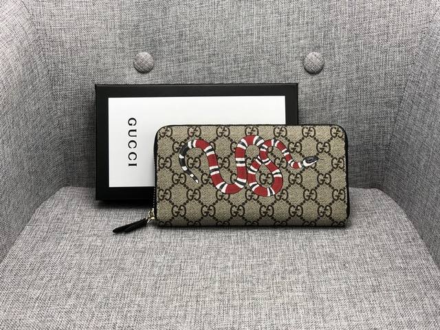 产品名称 Gucci 产品型号 451273 蛇 产品品质 原版 产品材质 Pvc 产品规格 19.5*10*2.5 产品颜 色 咖啡 黑色 产品描 述 最新爆