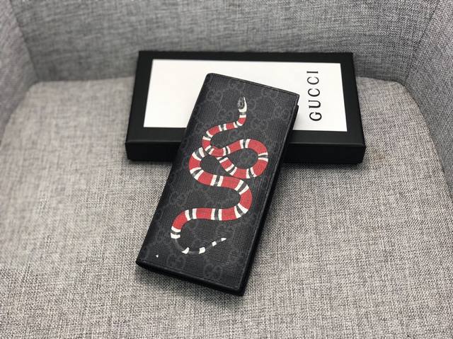 产品名称 Gucci 产品型号 451275 蛇 产品品质 原版 产品材质 Pvc 产品规格 17.5*8.5*1.5 产品颜 色 咖啡 产品描 述 最新爆款西