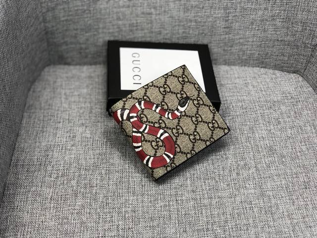 产品名称 Gucci 产品型号 451268 蛇 产品品质 原版 产品材质 Pvc 产品规格 11*10*1.5 产品颜 色 咖啡 黑色 产品描 述 最新爆款印