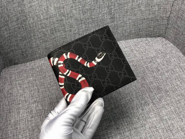 产品名称 Gucci 产品型号 451268 蛇 产品品质 原版 产品材质 Pvc 产品规格 11*10*1.5 产品颜 色 咖啡 黑色 产品描 述 最新爆款印