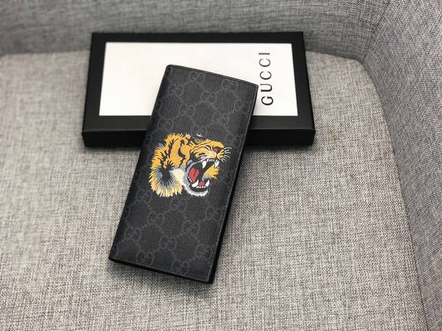 产品名称 Gucci 产品型号 451275 虎头 产品品质 原版 产品材质 Pvc 产品规格 17.5*8.5*1.5 产品颜 色 咖啡 产品描 述 最新爆款