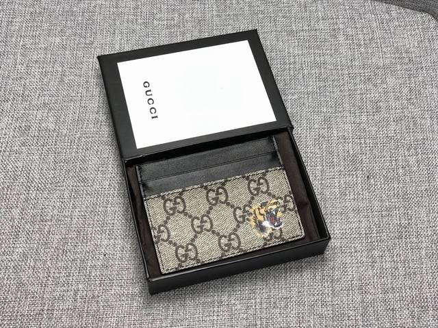 产品名称 Gucci 产品型号 451277 虎 产品品质 原版 产品材质 Pvc 产品规格 10*7.5 产品颜 色 咖啡 黑色 产品描 述 最新爆款印花卡包