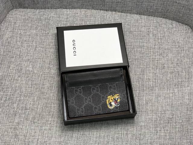 产品名称 Gucci 产品型号 451277 虎 产品品质 原版 产品材质 Pvc 产品规格 10*7.5 产品颜 色 咖啡 黑色 产品描 述 最新爆款印花卡包