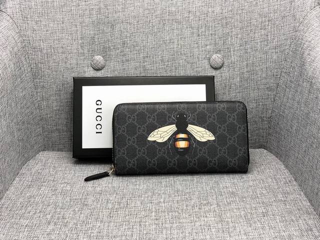 产品名称 Gucci 产品型号 451273 蜜蜂 产品品质 原版 产品材质 Pvc 产品规格 19.5*10*2.5 产品颜 色 咖啡 黑色 产品描 述 最新