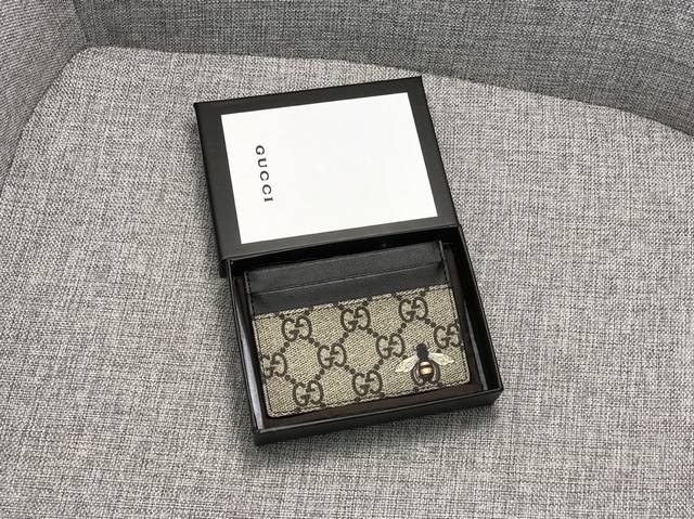 产品名称 Gucci 产品型号 451277 蜜蜂 产品品质 原版 产品材质 Pvc 产品规格 10*7.5 产品颜 色 咖啡 黑色 产品描 述 最新爆款印花卡