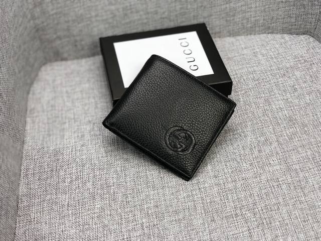 产品名称 Gucci 原版皮 产品型号 6812 产品品质 原版皮 产品材质 进口牛皮 产品规格 11*10*1.5 产品颜 色 黑 产品描 述 最新原版皮出货