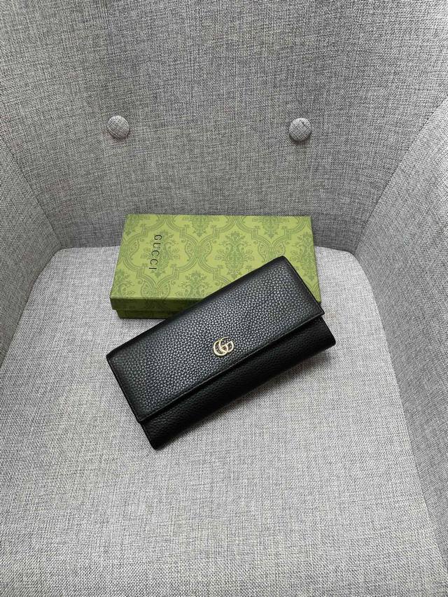 产品名称 Gucci 产品型号 456116 产品品质 原版 产品材质 牛皮荔枝纹 产品规格 19*10*3 产品描 述 官网同步 精湛手工制作采用荔枝纹牛皮原