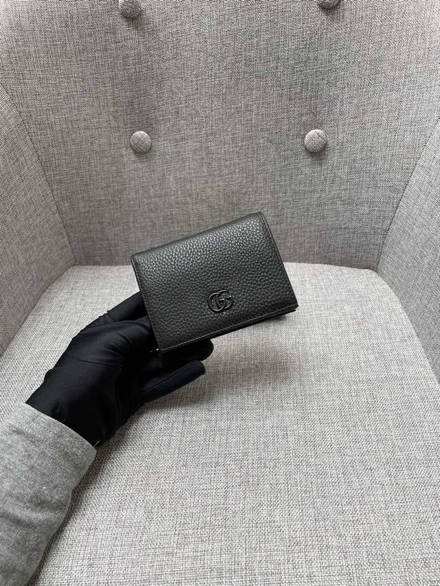 产品名称 Gucci 产品型号 456115 产品品质 原版 产品材质 牛皮荔枝纹 产品规格 11*9*2.5 产品描 述 官网同步 精湛手工制作采用荔枝纹牛皮