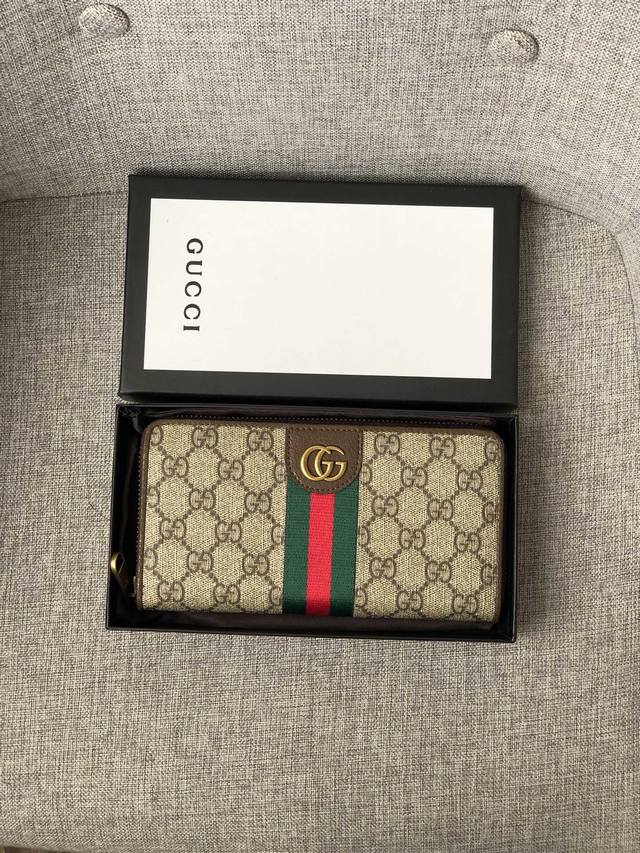 Gucci Leather # 采用进口粒面牛皮 搭配乌木色双g面料 金色五金配件 实物实拍 采用反包边做工精细 557696尺寸19Cm*10Cm*2.5Cm