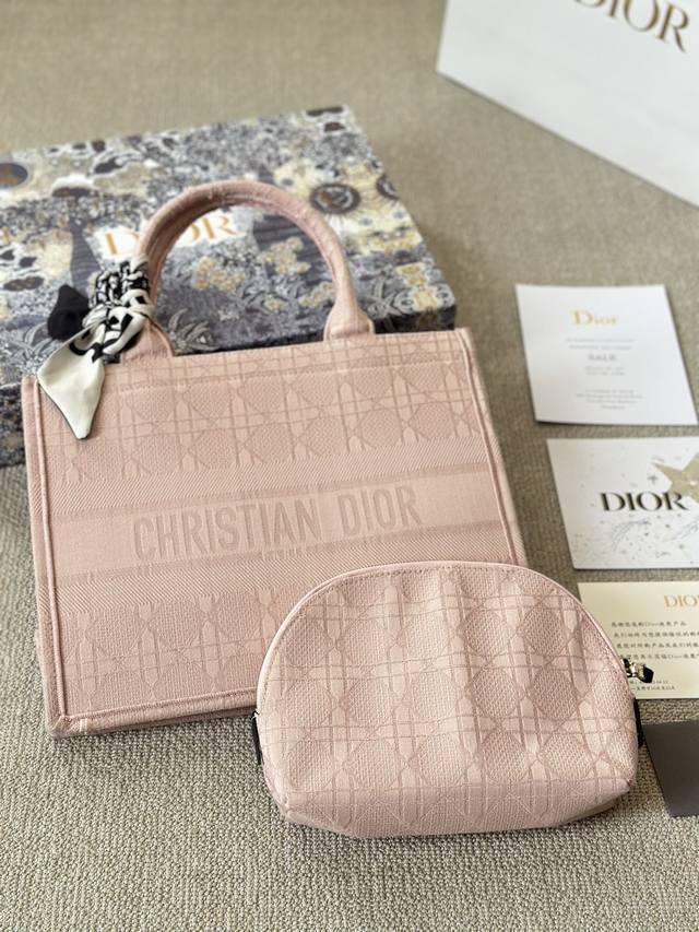 藤格纹 Dior Book Tote今年最喜欢的一款购物袋 Tote我用的次数最多的包 因为容量超级大 不管什么东西都向里面放 当然凹造型也是必须有的 这款di