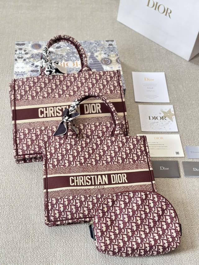 配零钱包 Dior Book Tote今年最喜欢的一款购物袋 Tote我用的次数最多的包 因为容量超级大 不管什么东西都向里面放 当然凹造型也是必须有的 这款d