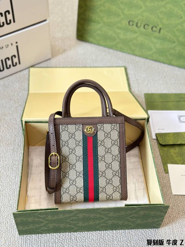 复刻版 牛皮 Gucci 新款mini Tote 老花 拼棕边 方正包型 复古 年轻 很酷 很好搭配衣服 这一枚侧面够宽 容量很足 可以肩背 手提 肩带可以调节