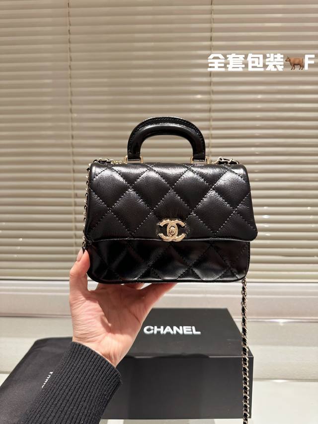 头层牛皮 Chanel 手提包 黑色系的搭配很适这季节 复古氛围感瞬间拉满 尺寸20