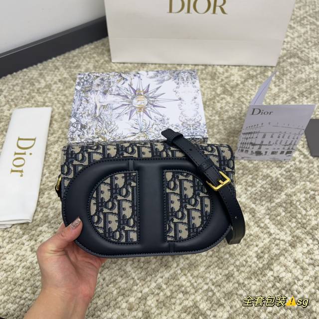 全套包装 迪奥dior新款cd Signaturevanity 相机包 Dior Signature Vanity 手袋 全新系列一出直接萌翻天 很难不火 通常 - 点击图像关闭