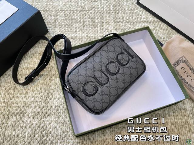 配盒 酷奇gucci 男士相机包 经典配色 彰显品牌的标志性风格 暗纹logo的点缀 展现品牌的时尚气息与独特魅力 经典款式 永不过时 让你随时散发自信风采 尺