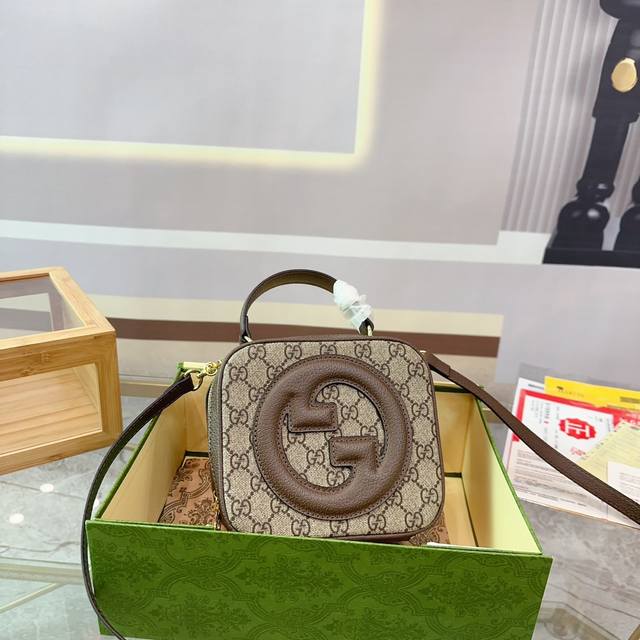 折叠礼盒包装 Gucci 23新品 刺绣 相机包 高级时髦 日常出门首选 时尚弄潮儿必备款哦 尺寸 20 15 Qy