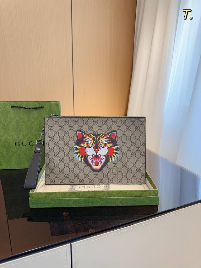 配礼盒包装 Gucci 手包 多用款 其实包包本身是个洗漱袋被拿来用做手包 一般的手包都是扁扁的 但是这款手包底部是宽的 虽说是个手包 但能放很多东西进去 而且